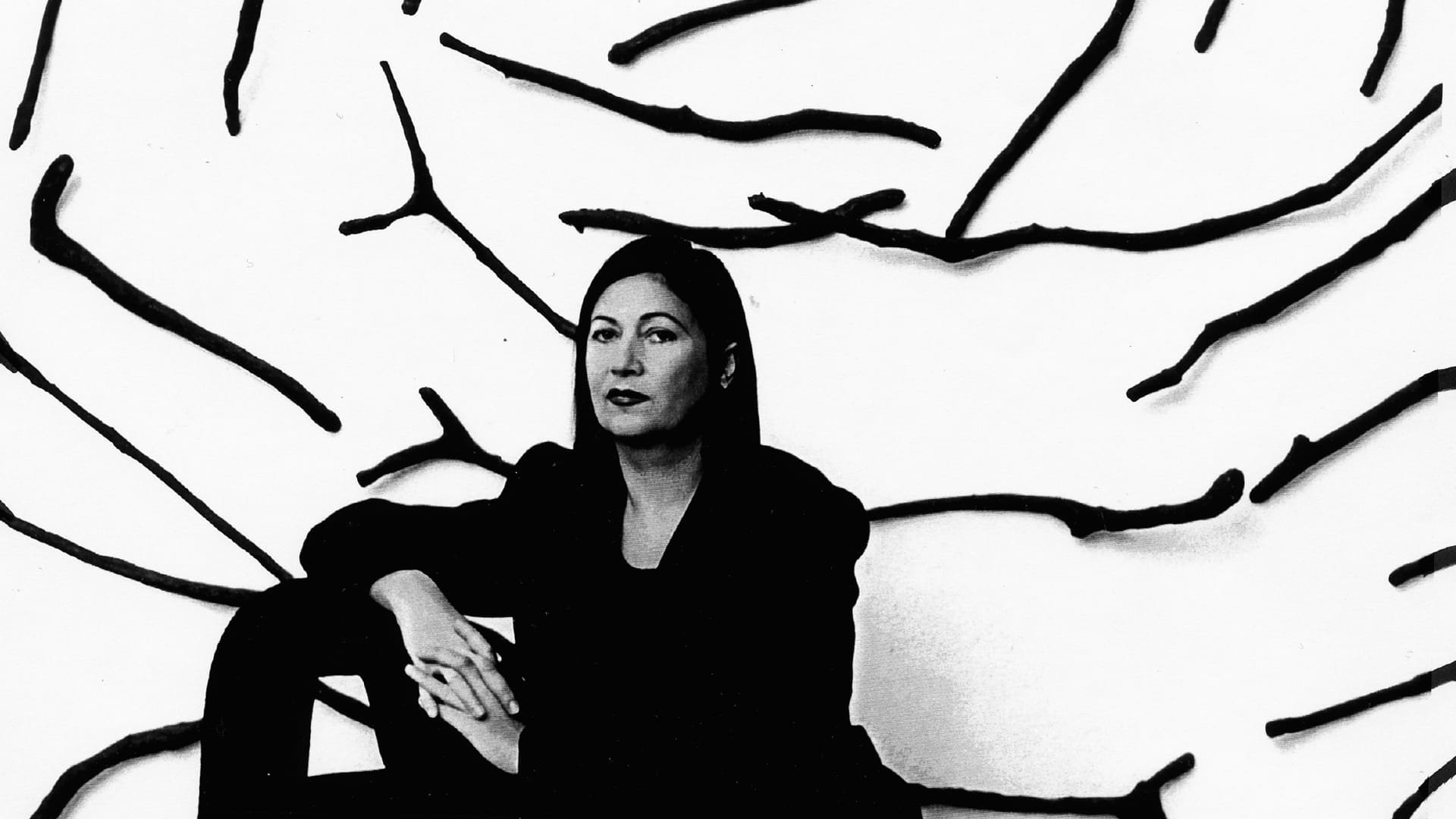 Portrait von Ulla Horký in schwarz-weiss